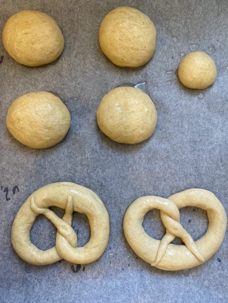 An experiment in pretzel rolls. Lye on left, baking soda on the right.  Conclusion: use lye. : r/Breadit