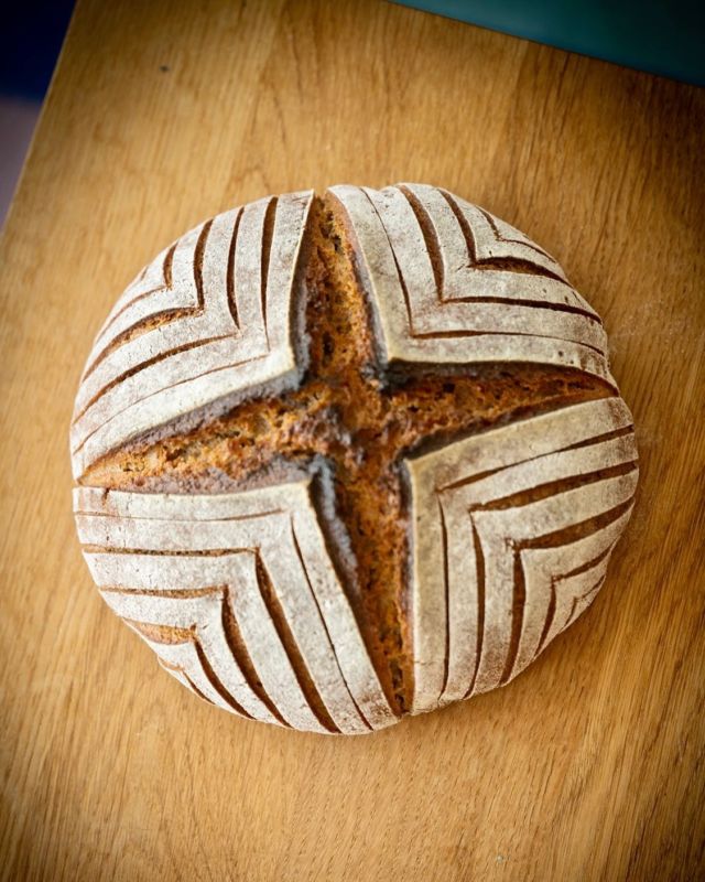 Do you have a pattern in mind for your scoring or do you make it up as you go along? I’m definitely Team Improvise 😁  I’ll post the sonic scoring video here tomorrow, plus some more real-time scoring videos on YouTube. Stay tuned! 

Happy baking 💕

Nicola 

#proofperfected #soniclame #sonicscoring #sourdoughforbeginners #breadscoring #sourdoughscoring #breadart #flourwatersalt #bread #brot #sourdough #sauerteig #realbread #artisanbread #roggenbrot #ryebread